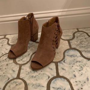 Lucy Brand LK-HARTLEE Dress Sandals